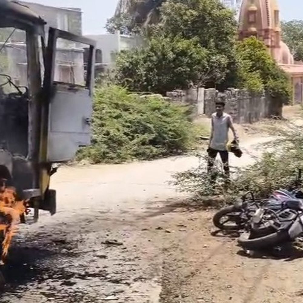 વંથલીના કણજડીમાં અકસ્માત બાદ લોકરોષ:અધિકારીઓ ભૂમાફિયાઓના એજન્ટ ? ખનીજ ચોરીની ફરિયાદ કરનારના નંબર લીઝધારકોને આપી દેતા ખાણ ખનીજ અને વંથલીના અધિકારીઓ, અરજદારોને મળે છે જાનથી મારી નાખવાની ધમકી.