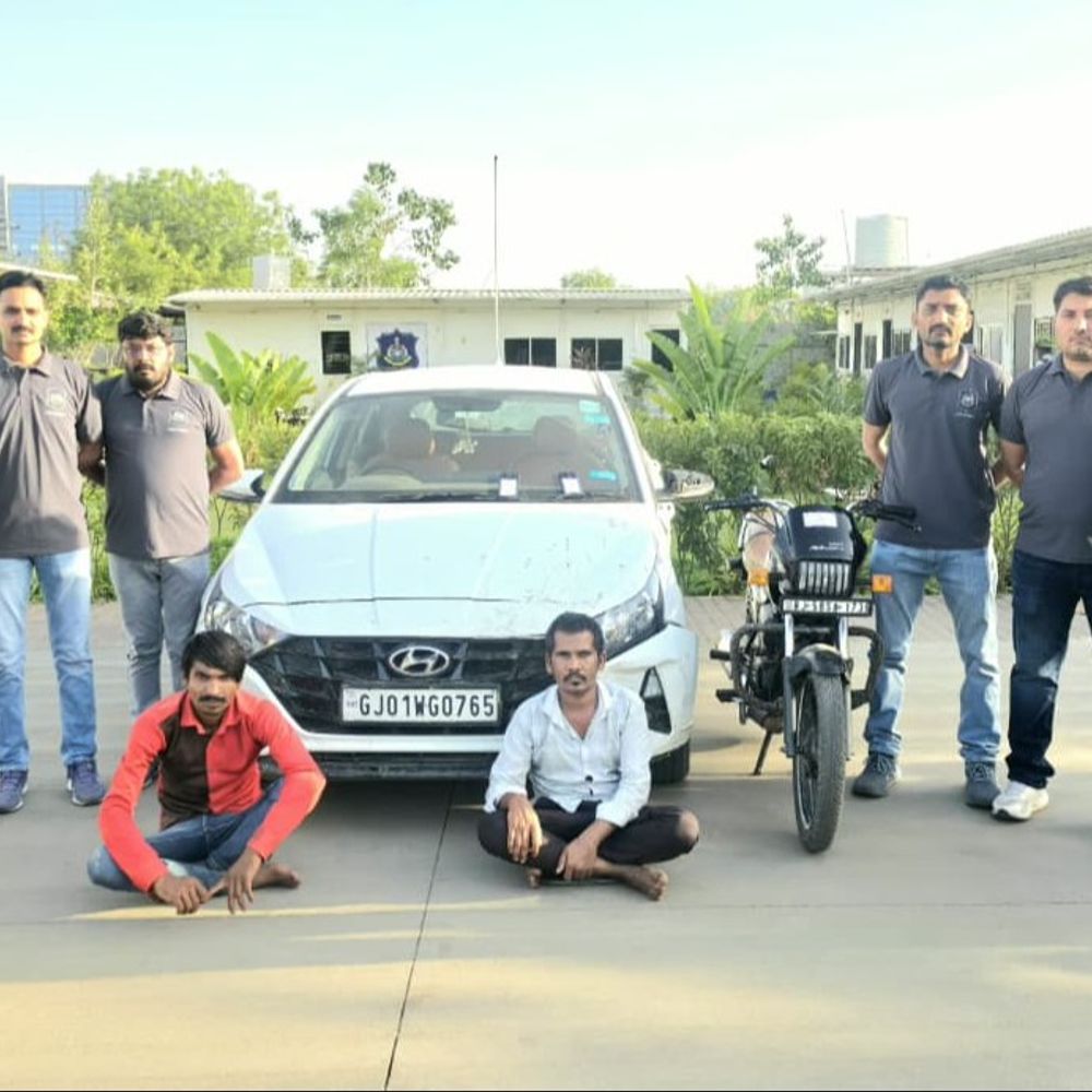 અમેરિકામાં રહેતી બહેનનું વોટ્સએપ હેક કરી યુવકના 1 લાખ પડાવ્યા:થાઈલેન્ડ ટૂરના નામે 9.71 લાખની ઠગાઈ, ગેસ્ટ હાઉસમાં લૂંટ ચલાવનાર બેની ધરપકડ; બે ફરાર