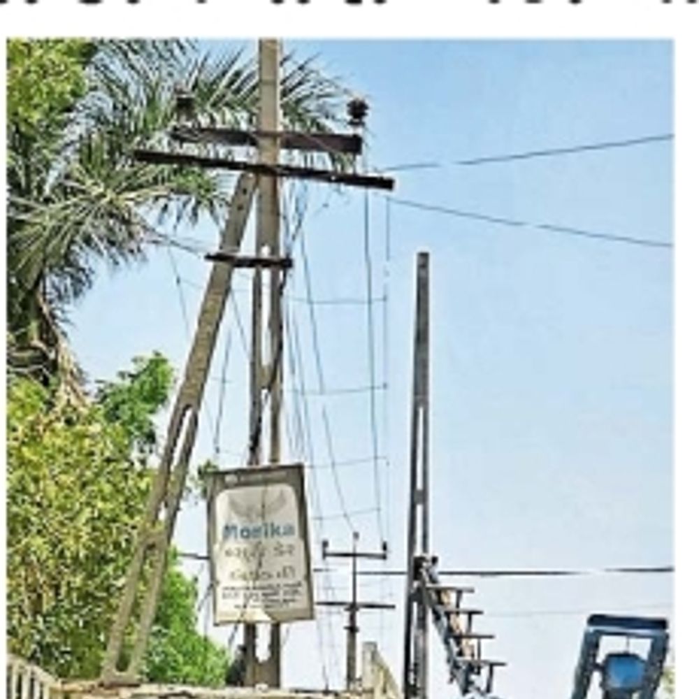 કામગીરી:ડ્રેનેજ લાઈન પાથરવાના કામમાં બાધારૂપ વીજપોલ આખરે ખસેડવાનું શરૂ કરાયું