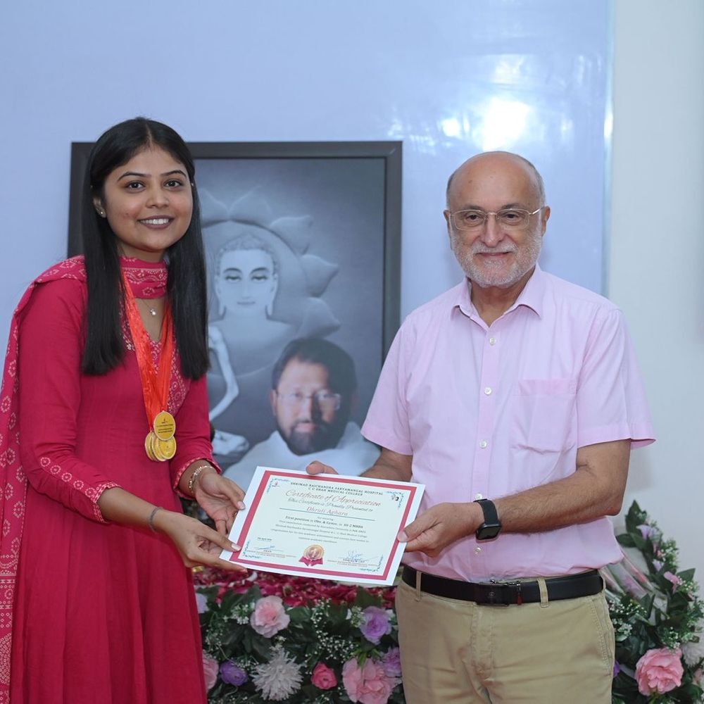 શ્રીમદ્ રાજચંદ્ર મેડિકલ કોલેજે 46 વિદ્યાર્થીઓને ગોલ્ડ મેડલ આપ્યા:25 વર્ષથી સેવા આપનાર સ્ટાફને 'દીર્ઘકાળ સેવા એવોર્ડ'થી સન્માનિત કરાયા
