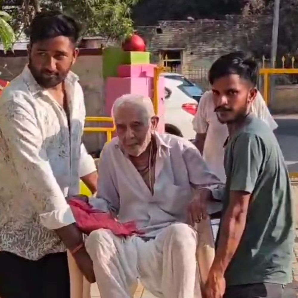 કાલોલના મલાવ ગામે 97 વર્ષીય વૃદ્ધે મતદાન કર્યું:પંચમહાલ SP હરેશ દુધાતે સાલ ઓઢાડી સન્માન કર્યું