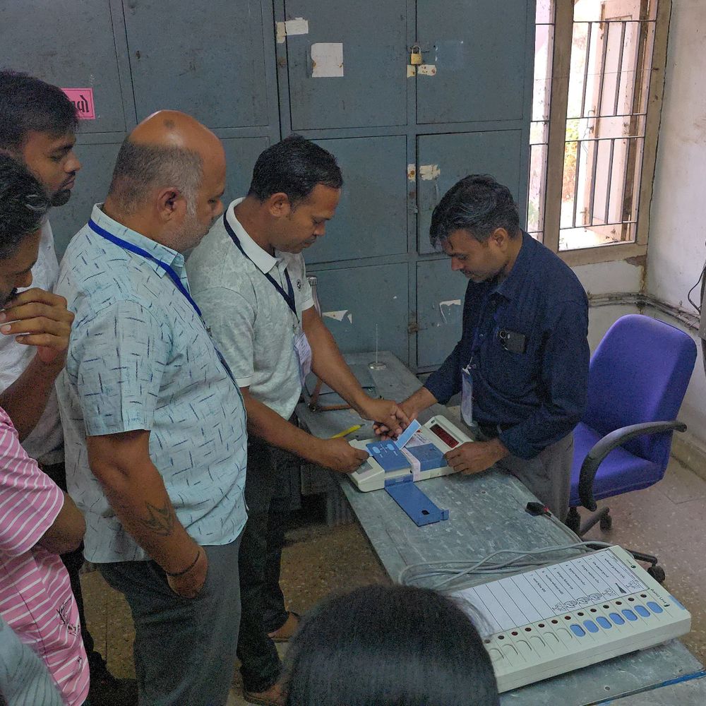 વ્યારા નગરપાલિકામાં ચૂંટણી પહેલાં Mock Poll યોજાયું: વોર્ડ નંબર 2 માં ઉમેદવારો હાજર રહ્યા.