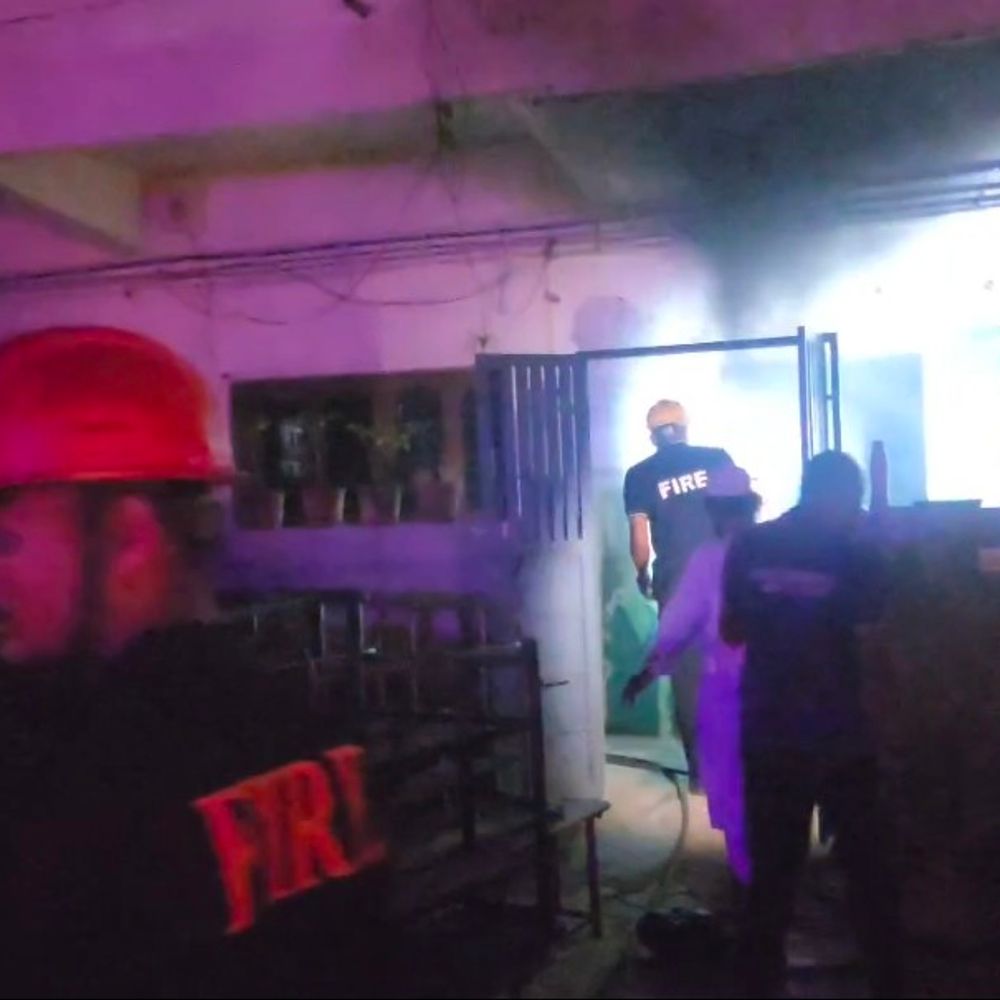 ગોધરામાં શારદા મંદિર સ્કૂલ મતદાન મથકમાં શોર્ટ સર્કિટથી આગ, EVM સુરક્ષિત.