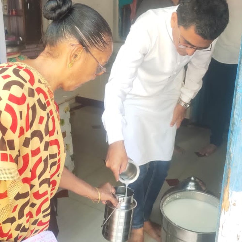 નિર્ધાર ટ્રસ્ટ દ્વારા 51 વિધવા બહેનો માટે છાસ કેન્દ્ર:મુંબઈના સૌજન્યથી સુરેન્દ્રનગરના વાદીપરા ખાતે પ્રારંભ