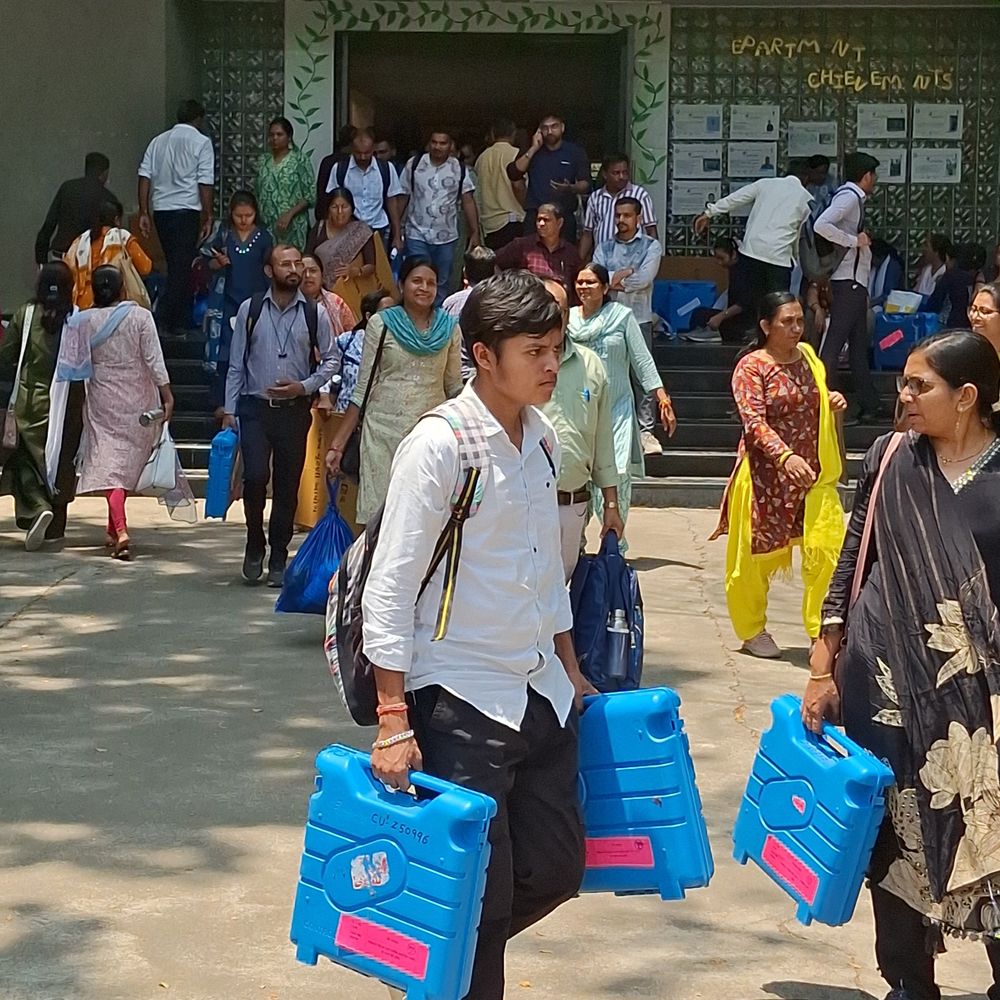 વલસાડ સ્થાનિક સ્વરાજ્ય ચૂંટણી માટે મતદાન શરૂ:જિલ્લાની 241 બેઠક માટે 9.21 લાખથી વધુ મતદારો મતદાન કરશે