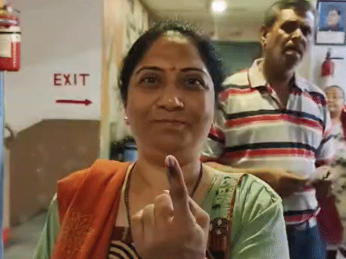 અમદાવાદ મનપાની 190 બેઠક પર મતદાન શરૂ, 38 લાખથી વધુ મતદારો ઉમેદવારોનું ભાવિ નક્કી કરશે, 44°C ગરમીનું અનુમાન.