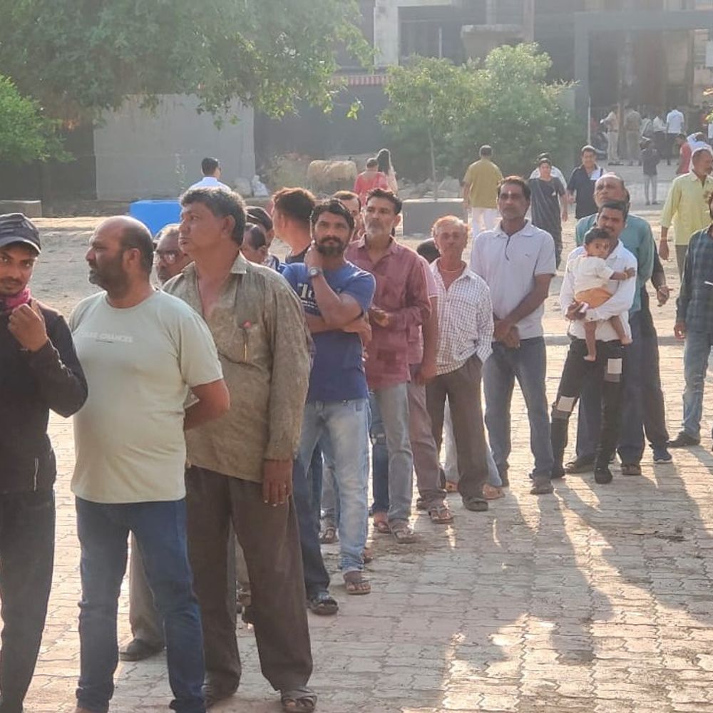 ગીર સોમનાથમાં શાંતિપૂર્ણ માહોલમાં મતદાન શરૂ:મતદાન મથકો પર લાંબી કતારો જોવા મળી, લોકશાહીનો પર્વ ઉજવવા મતદારોમાં ઉત્સાહ