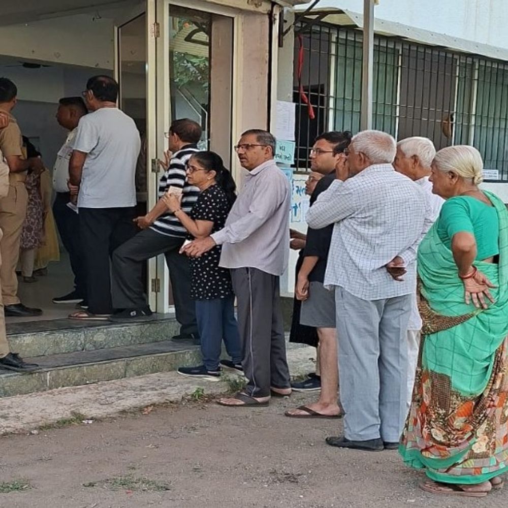 મતદાનનો પ્રારંભ:ભાવનગર માં શાંતિપૂર્ણ માહાલોમાં મતદાનનો પ્રારંભ, મતદારોની લાઈનો લાગી