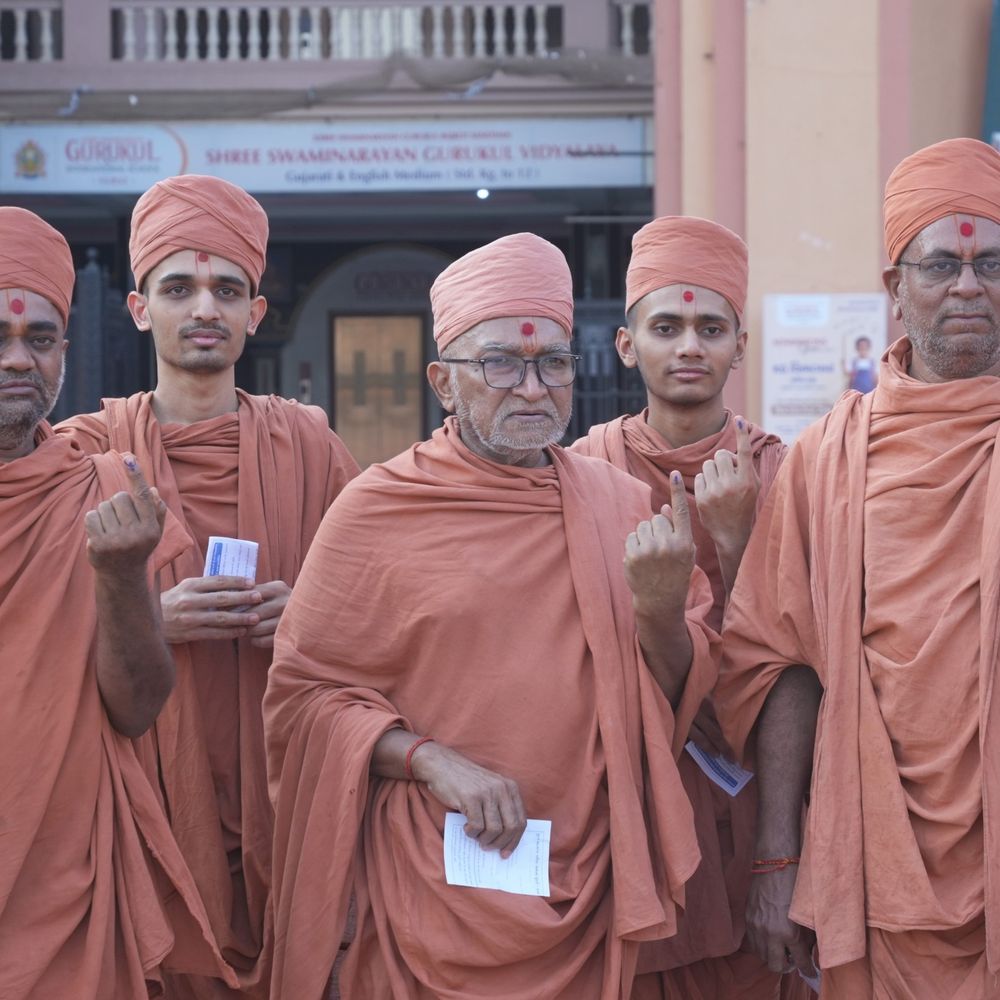 સ્થાનિક સ્વરાજની ચૂંટણી:સુરતના વેડરોડ શ્રી સ્વામિનારાયણ ગુરુકુલમાં ઉપસ્થિત સંતોએ મતદાન કર્યું