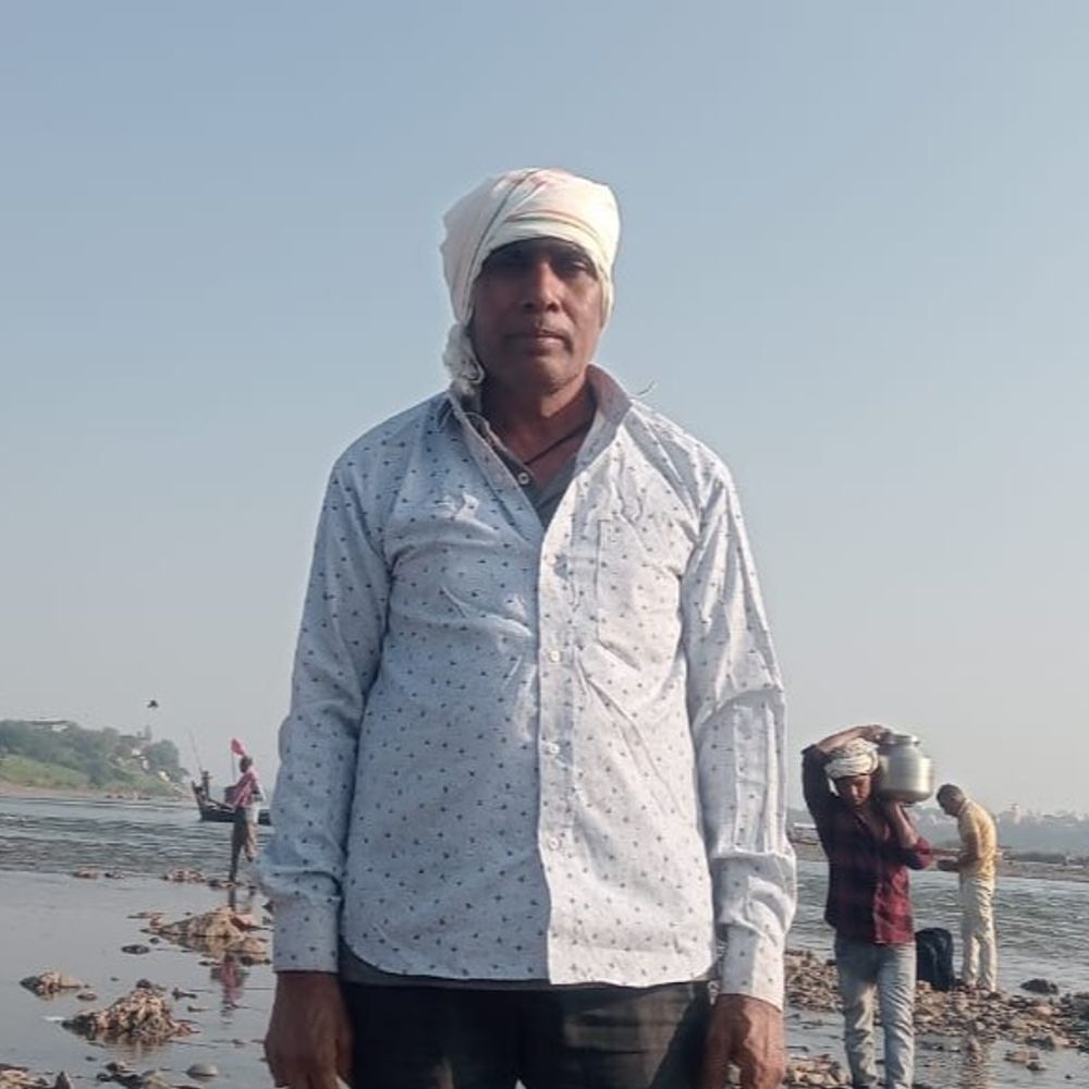 અજાણ્યા વાહને રસ્તો ઓળંગતા વૃદ્ધને જોરદાર ટક્કર મારી:દાહોદના વૃદ્ધનું ઘટનાસ્થળે મોત, મગદલ્લા-હજીરા બ્રિજ પર અકસ્માતથી ટ્રાફિક સર્જાયો'તો