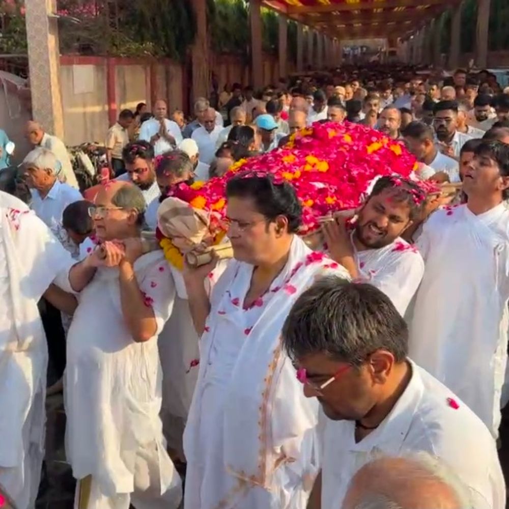 વૈષ્ણવાચાર્ય મથુરેશ્વરજી મહારાજનું નિધન:કારેલીબાગમાં ગોવર્ધનનાથજી હવેલીથી અંતિમ યાત્રા નીકળી, મોટી સંખ્યામાં વૈષ્ણવજનો જોડાયા