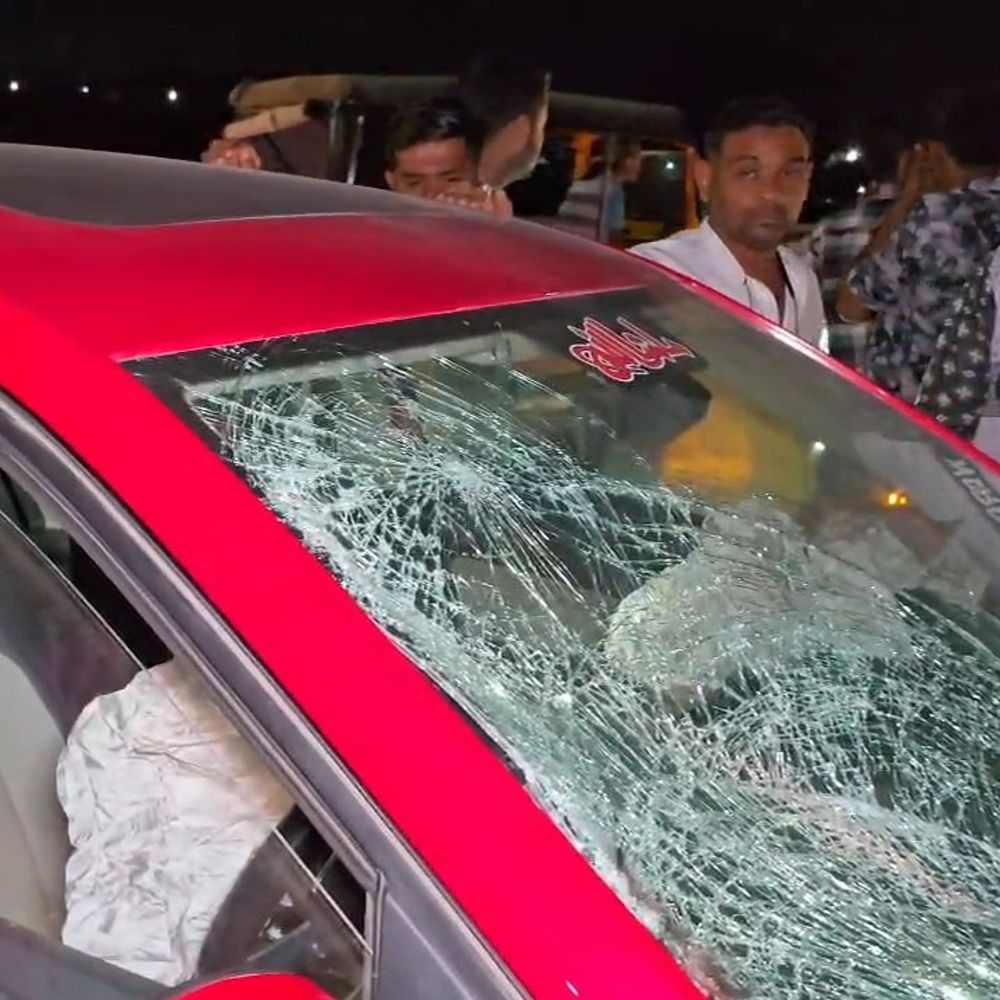 કાળમુખી કારની ટક્કરે 5 વર્ષની માસૂમ બાળકીનું મોત:દંપતી ગંભીર ઘાયલ, જામનગરમાં કાર-બાઈક અકસ્માતના દૃશ્યો CCTV કેમેરામાં કેદ