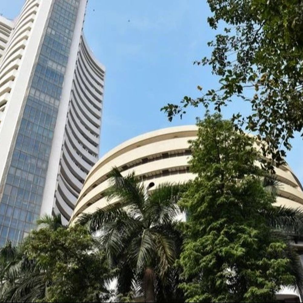 સેન્સેક્સમાં 400 પોઈન્ટની તેજી:77,050 પર કારોબાર કરી રહ્યો છે, નિફ્ટી પણ 100 પોઈન્ટનો ઉછાળો; IT અને ફાર્મા શેર્સમાં વધુ ખરીદી