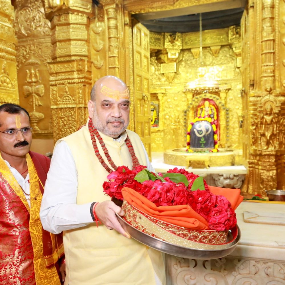 ગૃહમંત્રી અમિત શાહ સહપરિવાર સોમનાથ પહોંચ્યા:હેલિપેડ પર સ્વાગત, રાત્રિ રોકાણ; આવતીકાલે મહાદેવના દર્શન કરશે