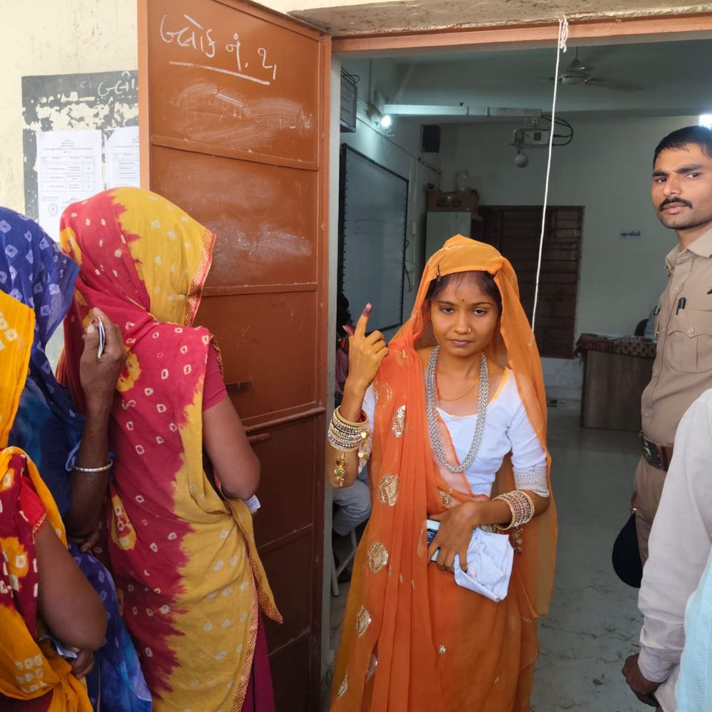 નવવધૂઓએ લોકશાહીની ફરજ અદા કરી:સોળ શણગાર સજીને ભવ્યાબેન તથા ડોલરીયામાં મંગળ ફેરા પહેલાં વનિતાબેને મતદાન કર્યુ