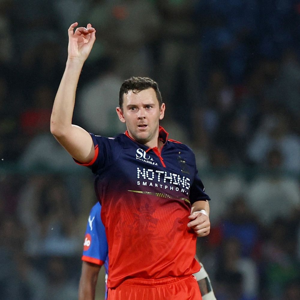 IPL- દિલ્હી 75 રન પર ઓલઆઉટ:હેઝલવુડને 4, ભુવનેશ્વરને 3 વિકેટ; જવાબમાં બેંગલુરુનો સ્કોર-26/0