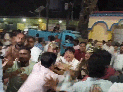 બંગાળમાં PM રેલી પહેલા BJP અને TMC કાર્યકરો વચ્ચે અથડામણ.