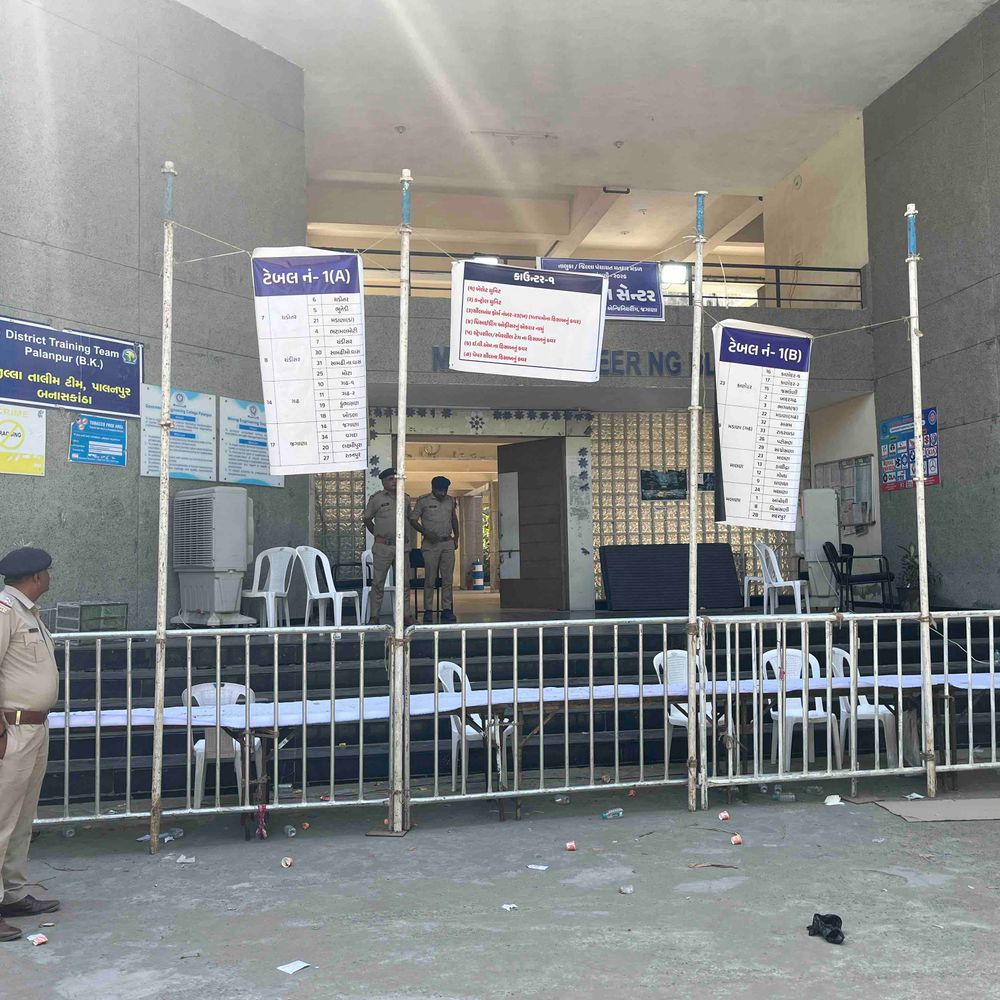 બનાસકાંઠામાં EVM સ્ટ્રોંગરૂમમાં સુરક્ષિત:સ્થાનિક સ્વરાજ્યની ચૂંટણીમાં 404 બેઠકો પર 1003 ઉમેદવારોનું ભાવી સીલ, ત્રિસ્તરીય સુરક્ષા વ્યવસ્થા તૈનાત