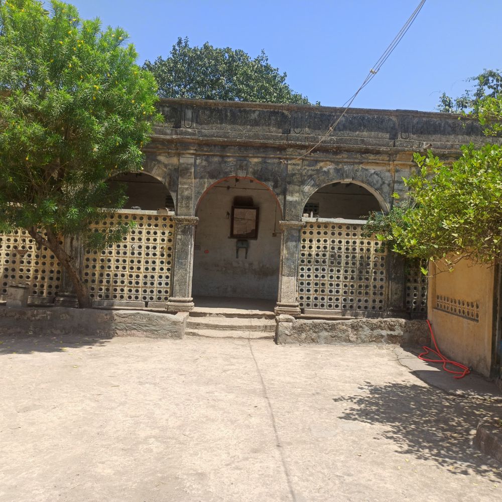 પોરબંદરમાં 110 વર્ષ જૂની "સ્ટેશન ધર્મશાળા" મુંબઇના વેપારીઓએ સ્વખર્ચે જીવંત રાખી છે.