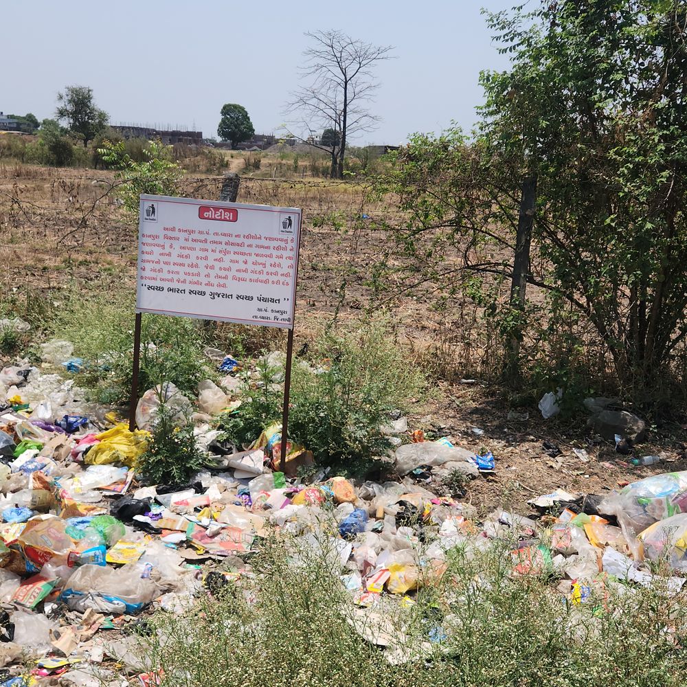 સ્થાનિક રહેવાસીઓ મૂકાયા મુશ્કેલીમાં:વ્યારા કાનપુરા વિસ્તારમાં કચરાના ઢગલાં ત્રાસરૂપ, સ્થાનિક રહેવાસીઓને પરેશાની