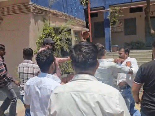 અમદાવાદમાં કોંગ્રેસ ઉમેદવાર સહિત ચાર સામે FIR.