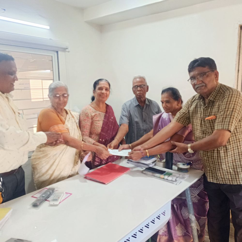 પાટણ બહેરા મૂંગા શાળાને શિક્ષણ માટે એક લાખનો ચેક:અમેરિકા સ્થિત પ્રજાપતિ પરિવારે આર્થિક સહયોગ કર્યો