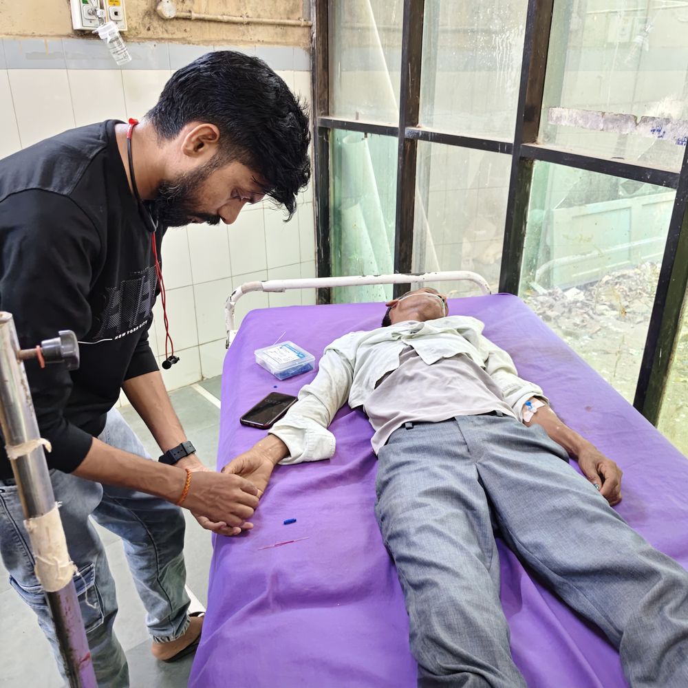 શહેરાના છાયાણા ગામે યુવકને ઝેરી સાપ કરડ્યો:ખેતરમાં કામ કરતી વખતે બન્યો બનાવ, ગોધરા સિવિલ ખસેડાયો