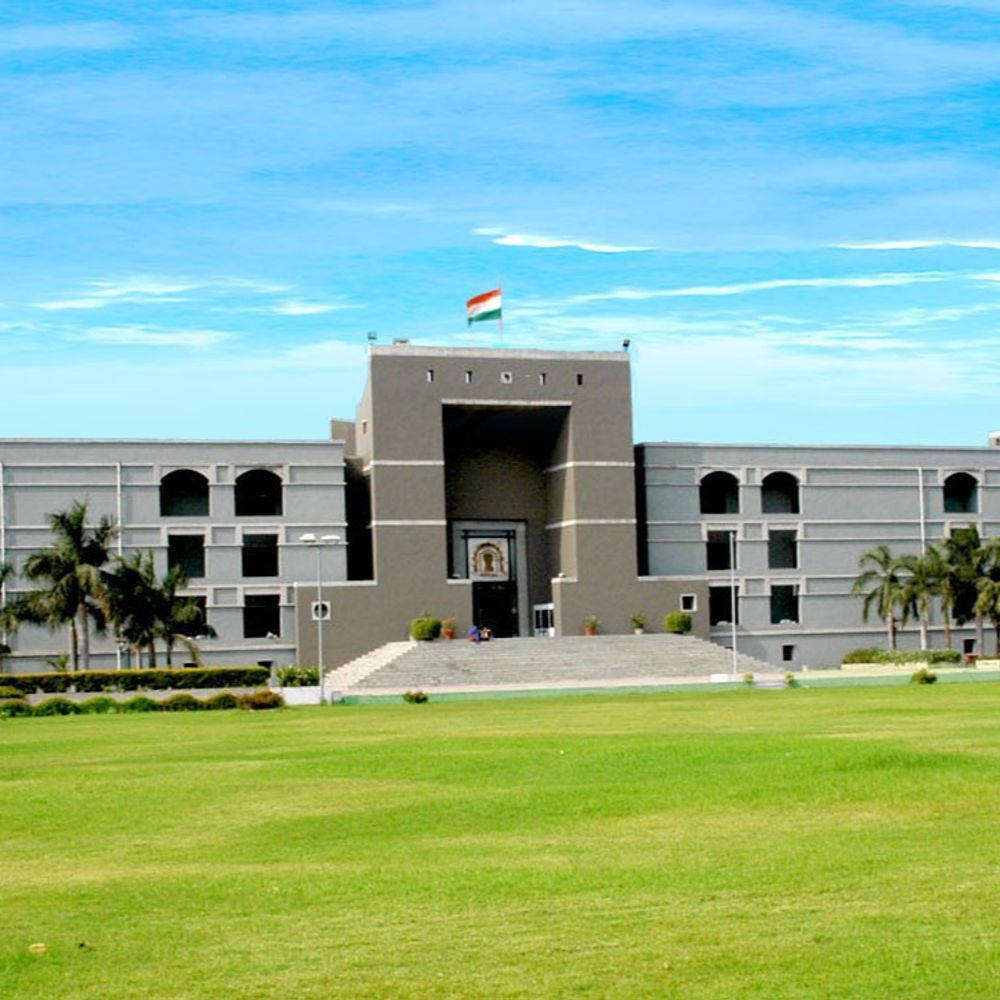 ગુજરાત હાઇકોર્ટની IITની વિદ્યાર્થિનીને ટકોર:કોર્ટરૂમમાં યોગ્ય પરિધાન પહેરીને આવવું જોઈએ, વિદ્યાર્થિની પોતાના વકીલની સૂચનાથી કોર્ટરૂમની બહાર નીકળી ગઈ