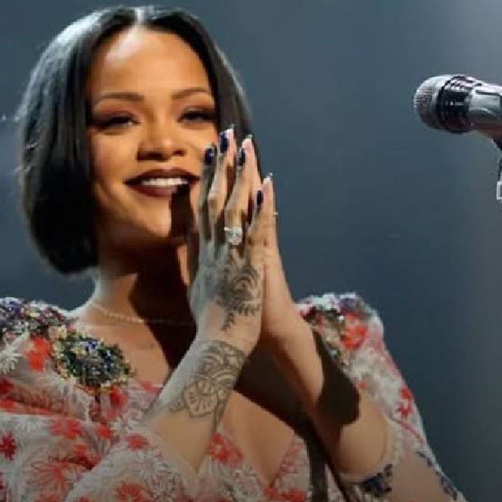 રિહાનાની સંઘર્ષથી સફળતાની વણકહી વાર્તા:ગુજરાન ચલાવવા માટે રસ્તા પર કપડાં વેચ્યાં, હિંસાનો ભોગ બની; આજે ગ્લોબલ પોપ સ્ટાર