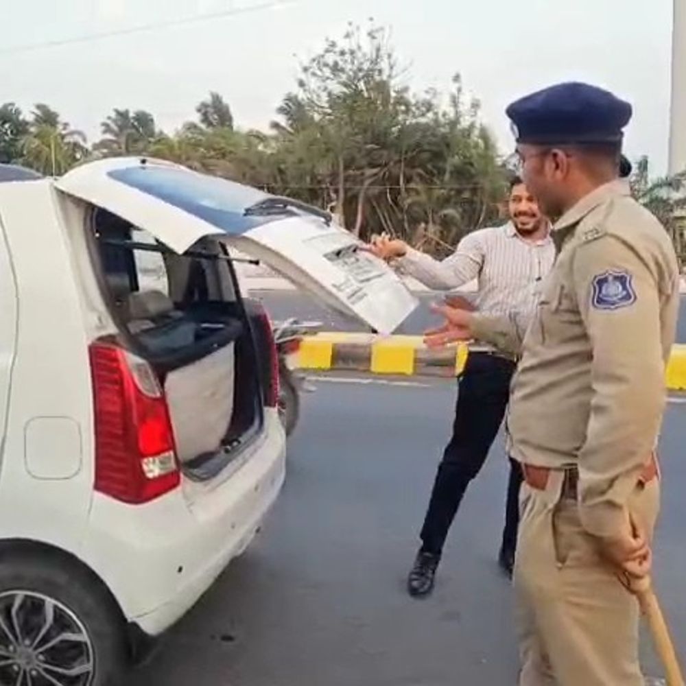 સુરત SBI બેંકમાં 50 લાખની લૂંટને પગલે પેટ્રોલિંગ:વલસાડ પોલીસ હાઈએલર્ટ, NH-48 અને કોસ્ટલ હાઈવે પર નાકાબંધી