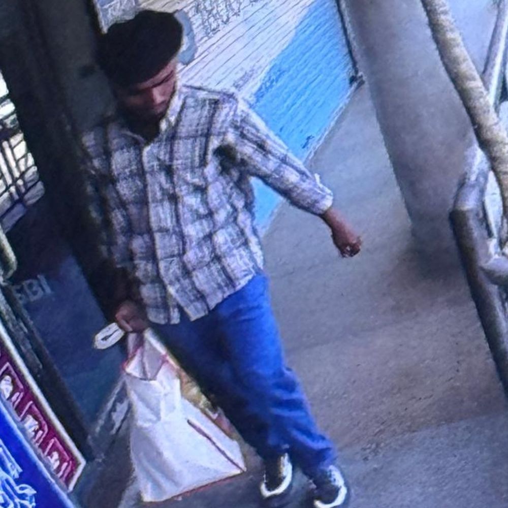 કરંટ એકાઉન્ટ ખોલાવવાના નામે ટાઇમપાસ કર્યો:લોકરની ચાવીથી 12 લાખ લૂંટ્યા ને કેશ પેટી તોડી 38 લાખ કાઢ્યા, મેનેજર સહિતના કર્મચારીઓને તમાચા માર્યા, સુરત SBI લૂંટનો 'ફિલ્મી' પ્લાન