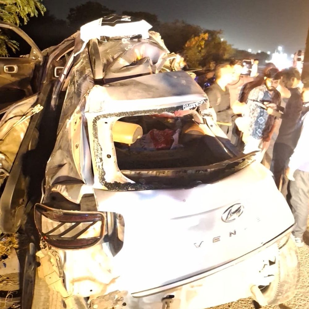 નેશનલ હાઇવે 48 પર ત્રણના મોત:સુરતથી ભાવનગર દર્શન માટે જતા ત્રણ યુવકોના ઘટના સ્થળે જ કરુણ મોત, બે ગંભીર રીતે ઇજાગ્રસ્ત, કારનો કચ્ચરઘાણ વળી ગયો