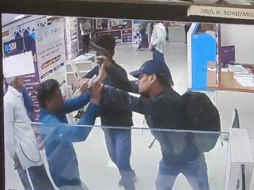 'ચૂપચાપ બેસી જા નહીંતર ફોડી દઈશ': એક યુવક પર ત્રણ-ત્રણ લૂંટારુઓએ તાકી બંદૂક