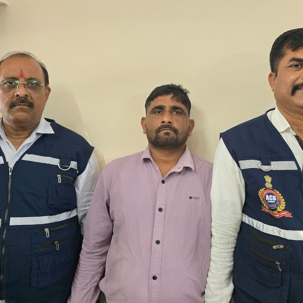 5 હજારની લાંચ લેતા ગ્રામસેવક ગાંધીનગર ACBના સકંજામાં:વિજાપુરમાં પીએમ આવાસ યોજનાના હપ્તા પાસ કરાવવા માંગી હતી લાંચ