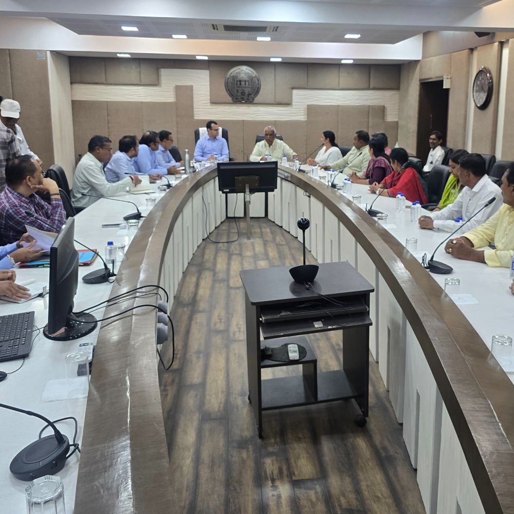 આજથી કોર્પોરેટરોની કામગીરી શરૂ:ભાજપના ધારાસભ્યની AMC અધિકારીઓ સાથે મીટિંગ, કોર્પોરેટરોના ફોન ઉપાડવા ટકોર; ચૂંટાયેલા પ્રતિનિધિના પ્રમાણપત્ર જમા