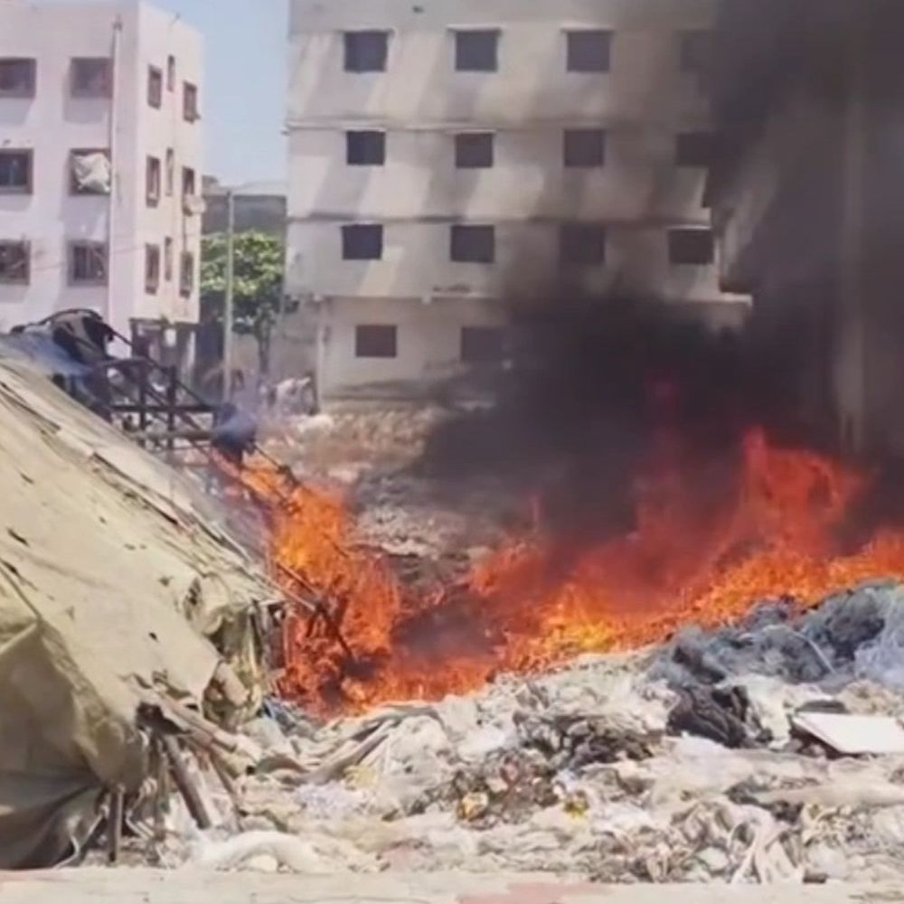 પાંડેસરામાં કચરો સળગાવતા ભીષણ આગ:શ્રમિકોના ઝૂંપડા રાખ થયા, ફાયર બ્રિગેડે ભારે જહેમત બાદ આગ પર કાબૂ મેળવ્યો