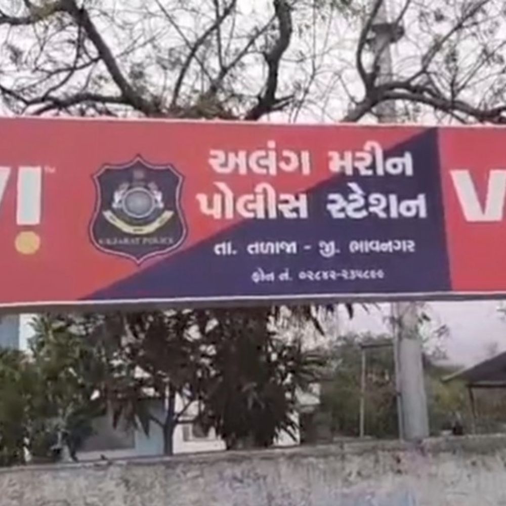 અલંગમાં કાર બાઈક સાથે અથડાવી ત્રણ શખ્સોનો આતંક:બંને ભાઈઓ ગંભીર રીતે ઘાયલ થતા ભાવનગર હોસ્પિટલ ખસેડાયા, ખેતરમાંથી વીજ લાઈન પસાર કરવા જેવી અદાવતમાં કર્યો હુમલો