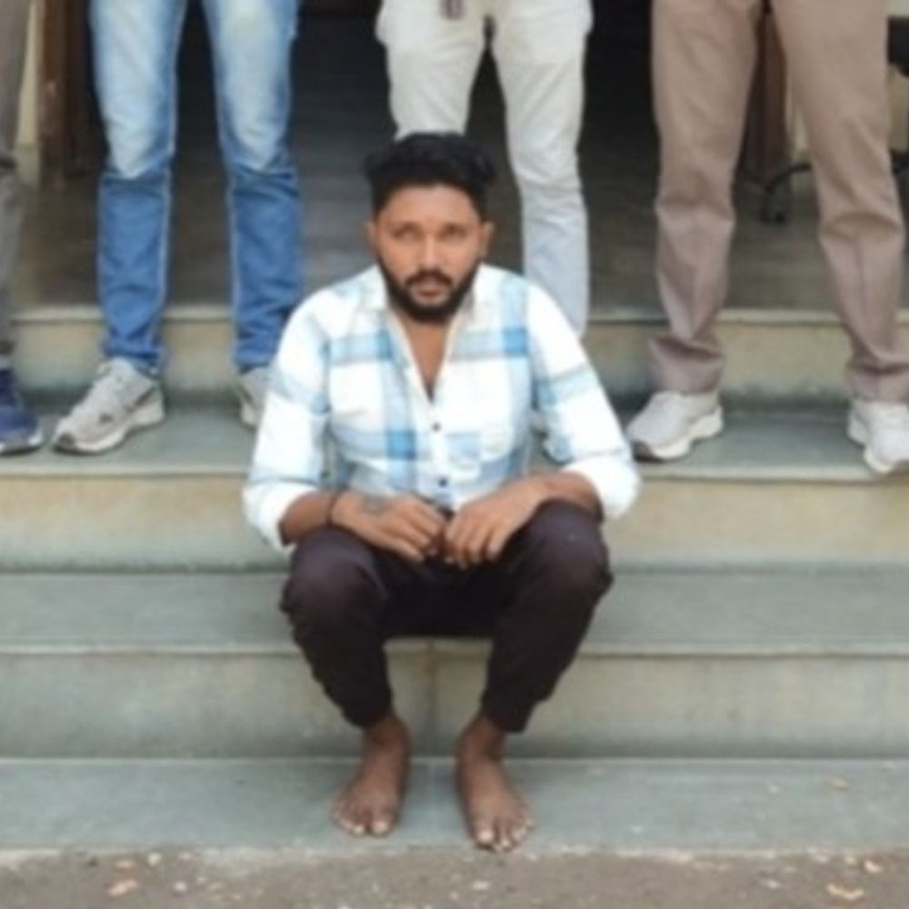 એટ્રોસિટીના ગુનામાં વોન્ટેડ શખસ ઝડપાયો:LCBએ ભંડારીયા ગામના બસ સ્ટેશન પાસેથી શખ્સને દબોચ્યો, વરતેજ પોલીસ સ્ટેશનમાં સોંપાયો