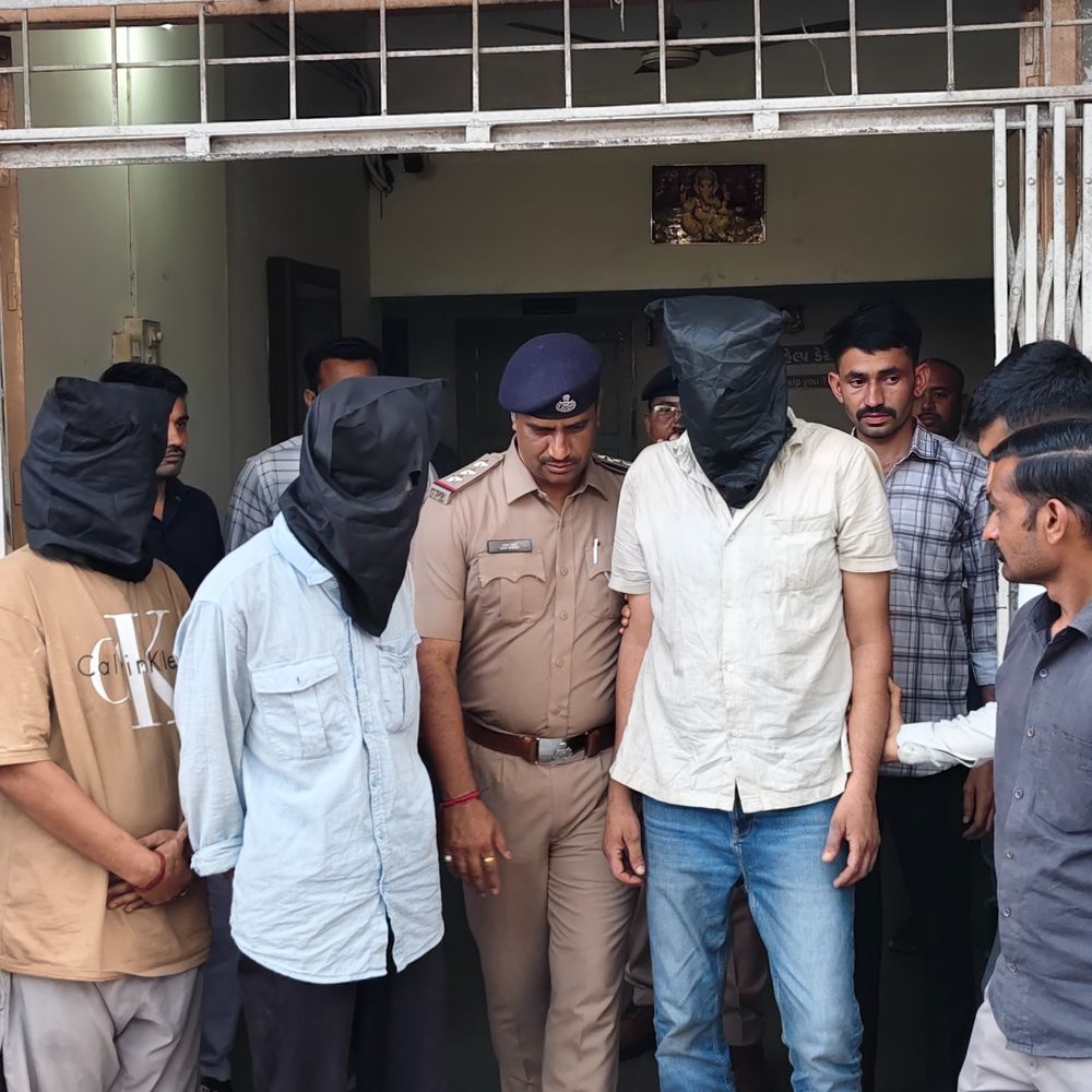 વડોદરામાં ચપ્પુની અણીએ દંપતીને બંધક બનાવ્યા, 14 લાખની લૂંટ:મકાનની રેકી કરી, મતદાન કર્યું છે કે નહીં? પૂછી અંદર ઘૂસ્યાના CCTV, સોનાના દાગીના અને રોકડ લૂંટનાર 3 ઝડપાયા