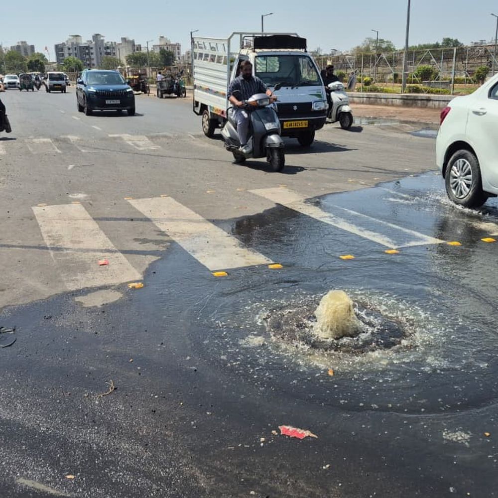 રોડ પર ડ્રેનેજના ગંદા પાણીની રેલમછેલ:જામનગર રોડ પર લાઈન લીક થતા પાણી રસ્તા પર વહેતુ થયું, સ્થાનિકો અને વાહન ચાલકોને હાલાકી