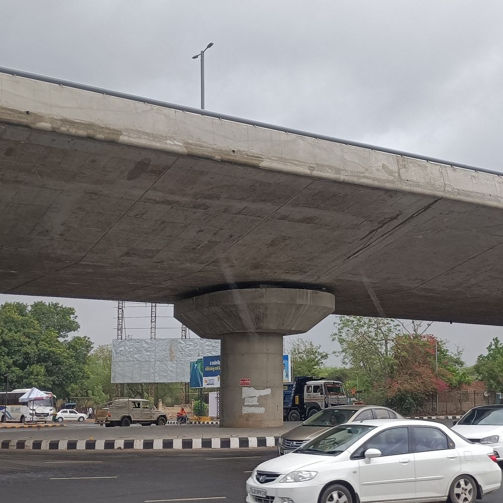 હિટ એન્ડ રનનો સિલસિલો યથાવત:ગાંધીનગરના રક્ષા શક્તિ સર્કલ બ્રિજ પાસે કાર અડફેટે 63 વર્ષીય વૃદ્ધનું મોત, ચાલક ફરાર