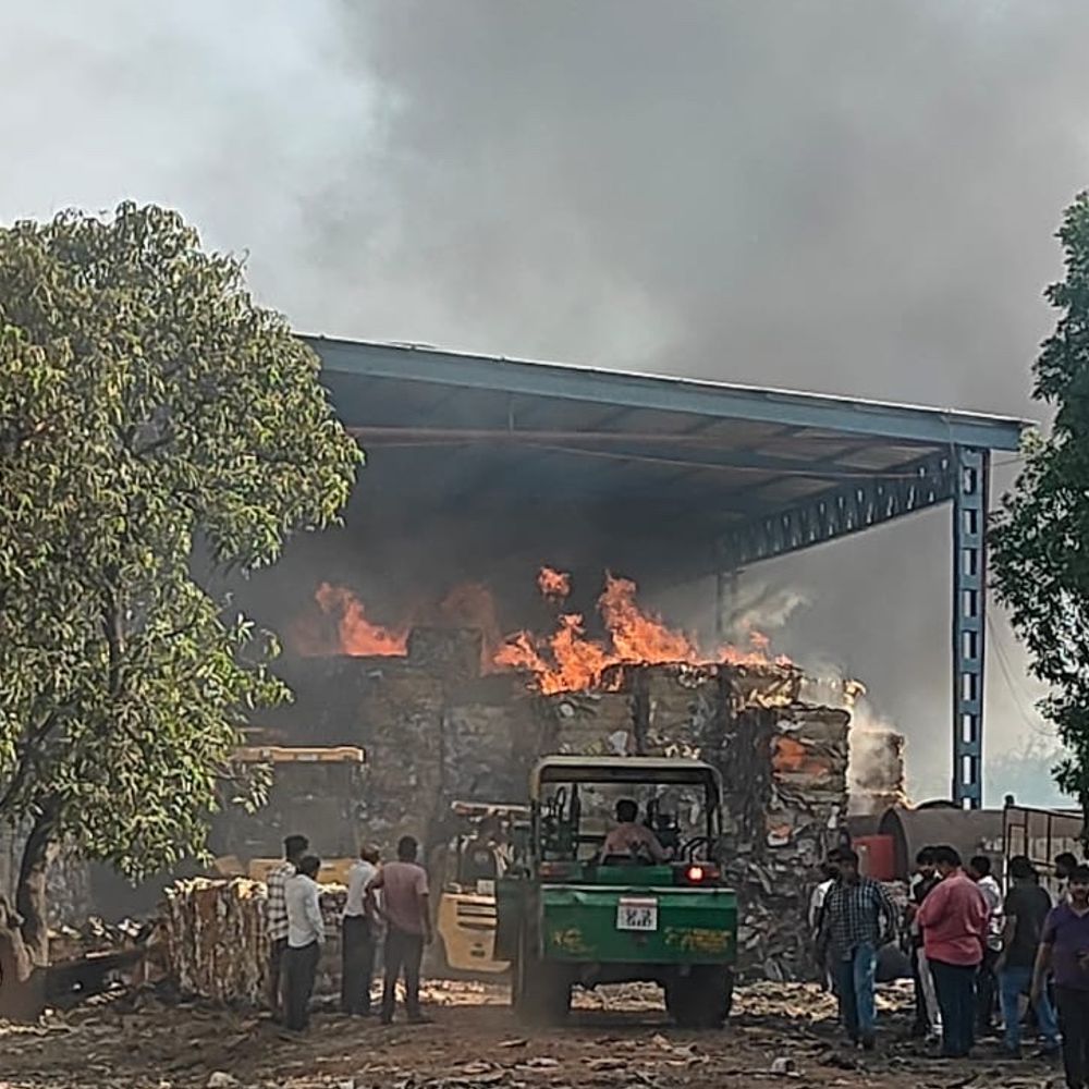 ભીષણ આગને લઈ મેજર કોલ જાહેર કરાયો:જિલ્લાના કરજણ ધાવટ રોડ પર આવેલી કાનમ પેપર મિલમાં ભીષણ આગ, 6 કલાક પછી પણ આગ બેકાબૂ