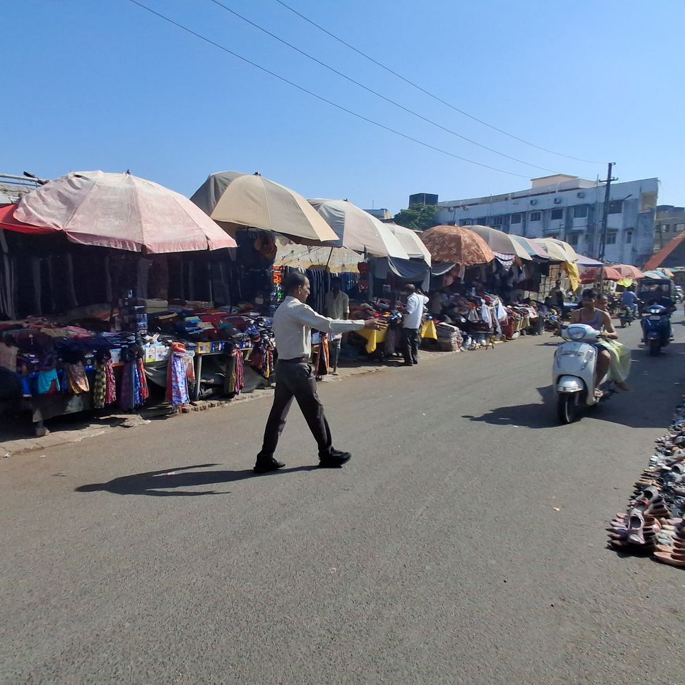 વલસાડ પાલિકાએ ટ્રાફિક નડતરરૂપ દબાણ હટાવ્યું:એમ.જી. રોડ, શાકભાજી માર્કેટમાં કાર્યવાહી, વેપારીઓમાં ફફડાટ