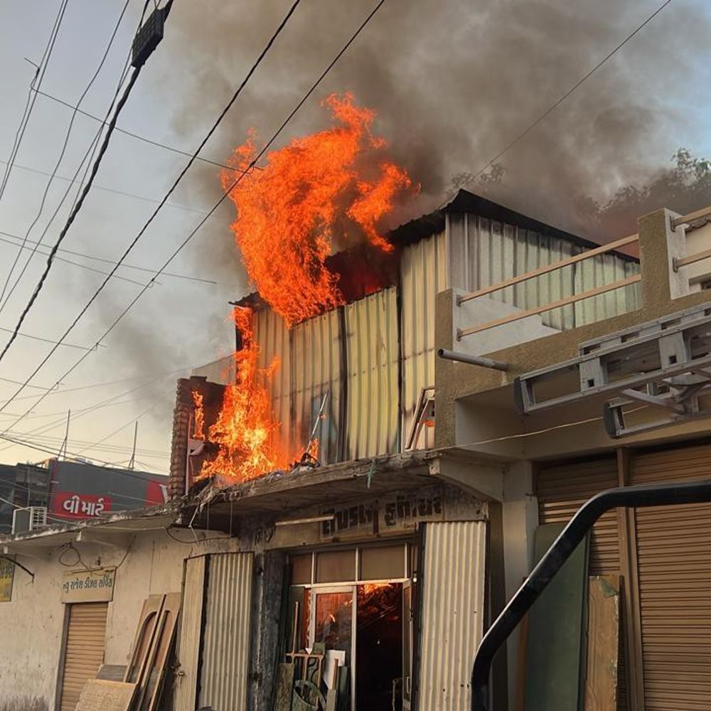 મોરબીમાં ફર્નિચરની દુકાનમાં વહેલી સવારે આગ:રવાપર રોડ પરના બનાવમાં લાખોનો માલસામાન બળીને ખાખ, કોઈ જાનહાનિ નહીં