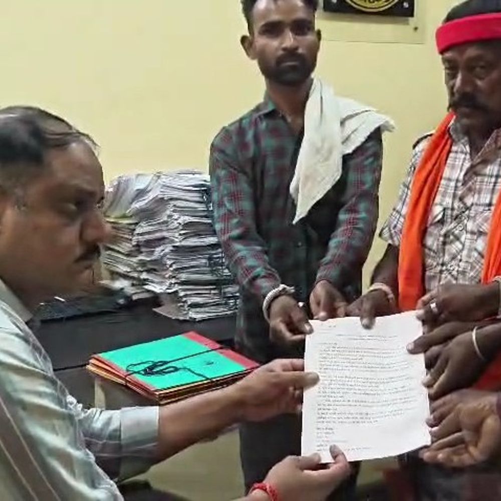 રોજવા ગામના ગ્રામજનોએ રોડ માટે કલેક્ટરને આવેદનપત્ર આપ્યું:રસ્તાના અભાવે અગાઉ ચૂંટણીનો બહિષ્કાર કર્યો હતો