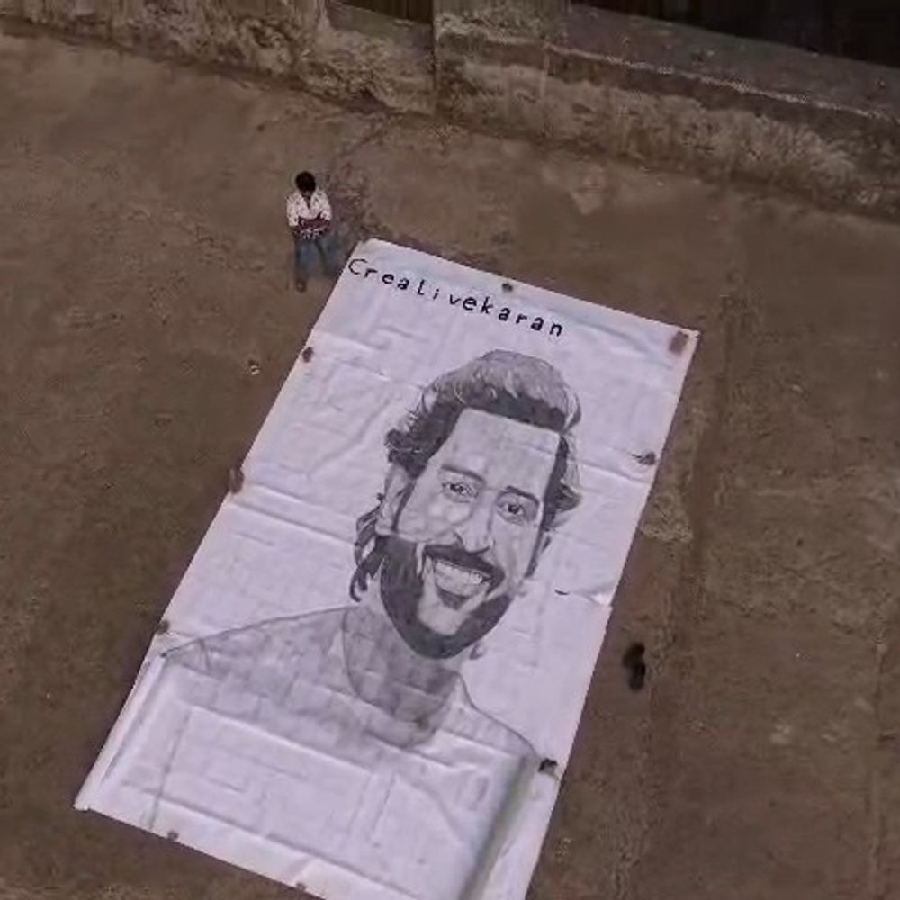 કેપ્ટન કૂલના ‘કલાકાર’ ફેને બનાવ્યું 25 ફૂટનું ચિત્ર, ડ્રોન વીડિયો:દમણ કિલ્લાના લાઇટ હાઉસ પરિસરમાં વાપીના યુવાનની અઠવાડિયાની મહેનત, 500+ A4 સાઈઝ કાગળ વાપર્યા