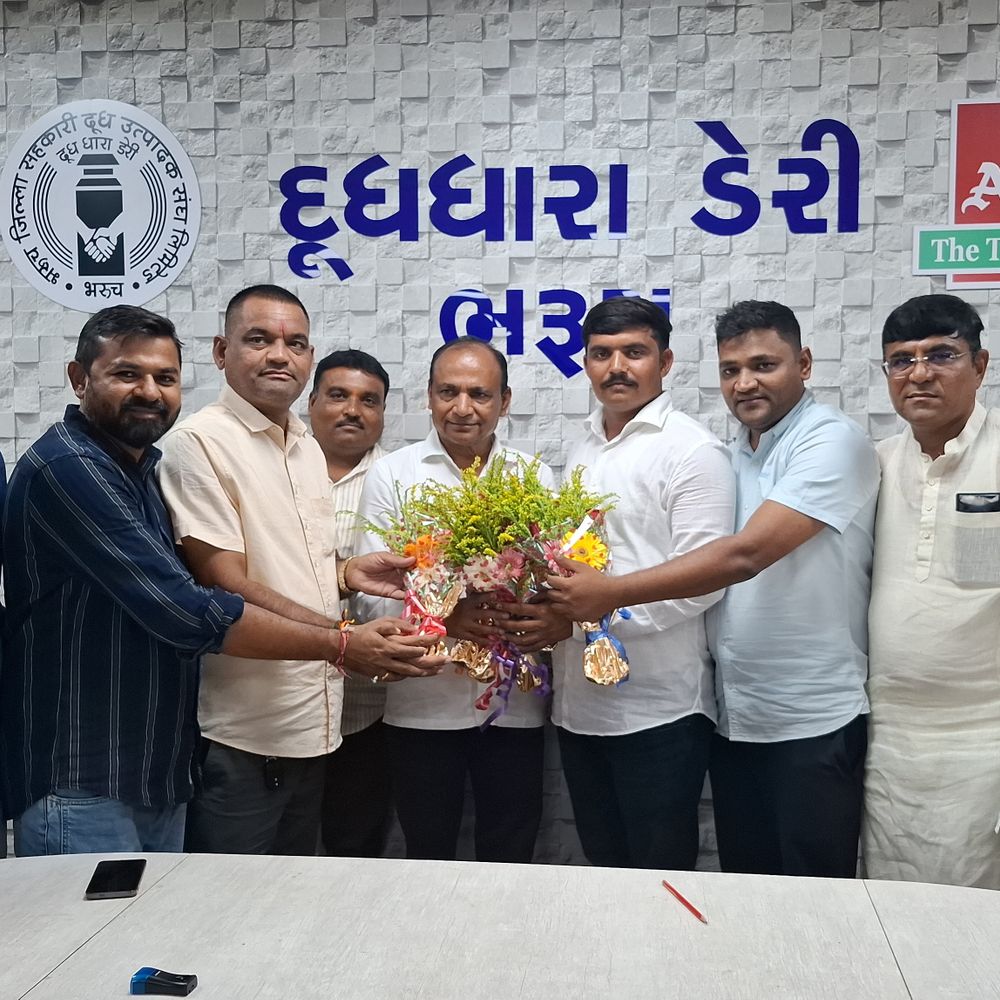 દૂધધારા ડેરીએ દૂધના ખરીદ ભાવમાં વધારો કર્યો:ગાયના દૂધમાં રૂ.10, ભેંસના દૂધમાં રૂ.15નો વધારો; ઘીનું નવું પેકિંગ લોન્ચ