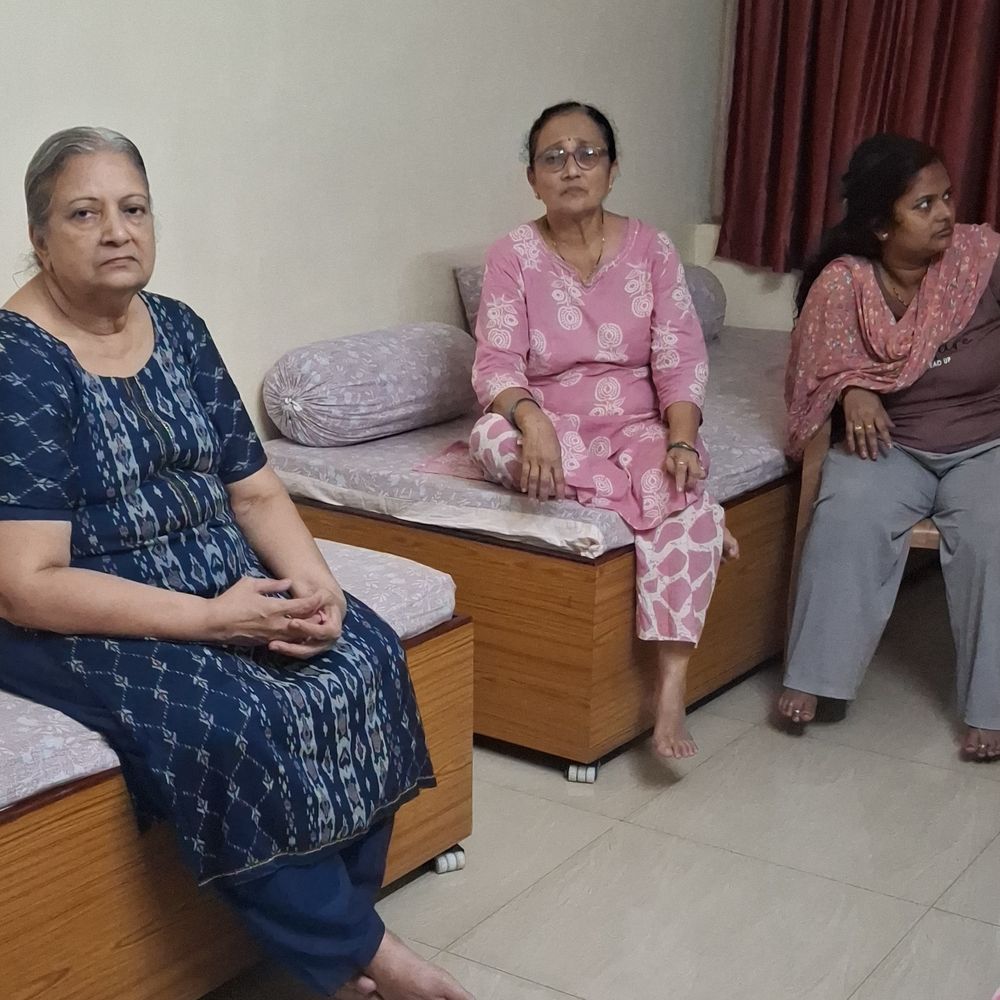 વલસાડમાં ધોળેદિવસે લૂંટ, વૃદ્ધા-કામવાળીને બંધક બનાવી:3.86 લાખની મત્તાની ચોરી, પોલીસ તપાસ શરૂ