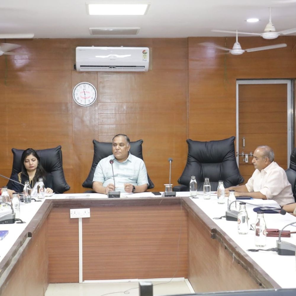 કલેક્ટર ઉપાધ્યાયે પ્રિ-મોન્સૂન બેઠકમાં કડક સૂચના આપી:નીચાણવાળા વિસ્તારોમાં પાણી ભરાવાની સમસ્યા નિવારવા પર ભાર મૂક્યો