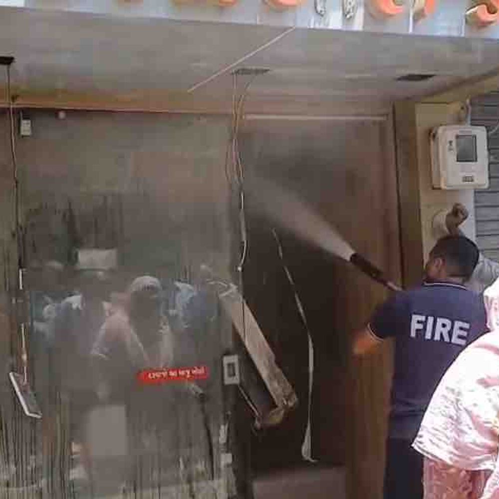 પાલનપુર સોની બજારમાં દુકાનમાં આગ લાગી:ફાયર બ્રિગેડે તાત્કાલિક આગ પર કાબૂ મેળવ્યો, પોલીસે જરૂરી કાર્યવાહી હાથ ધરી